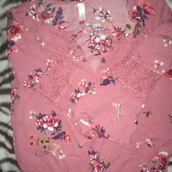 Beautiful flower blouse - Picture 4 of 4